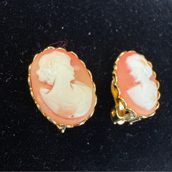 Vintage Cameo Earrings in Cream and Gold - Clip Ons - Picture 10 of 12